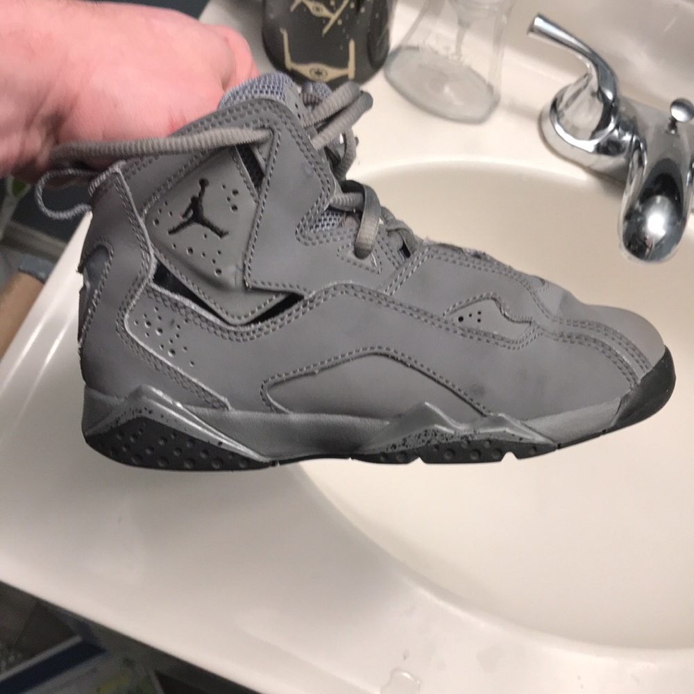 Boys Jordan’s Size 1Y Retro 6 “Cool Grey”